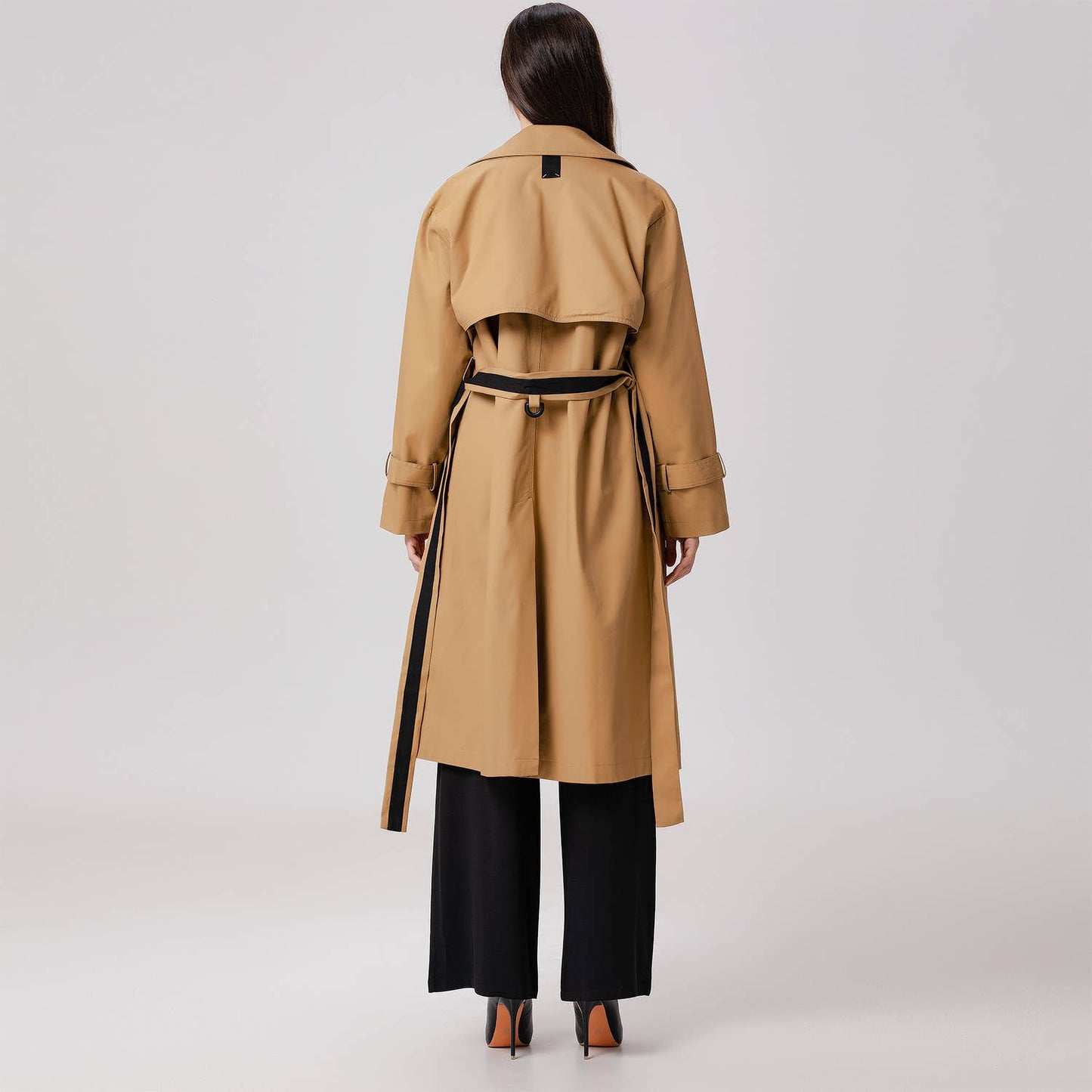TRENCH CON DETTAGLI A CONTRASTO