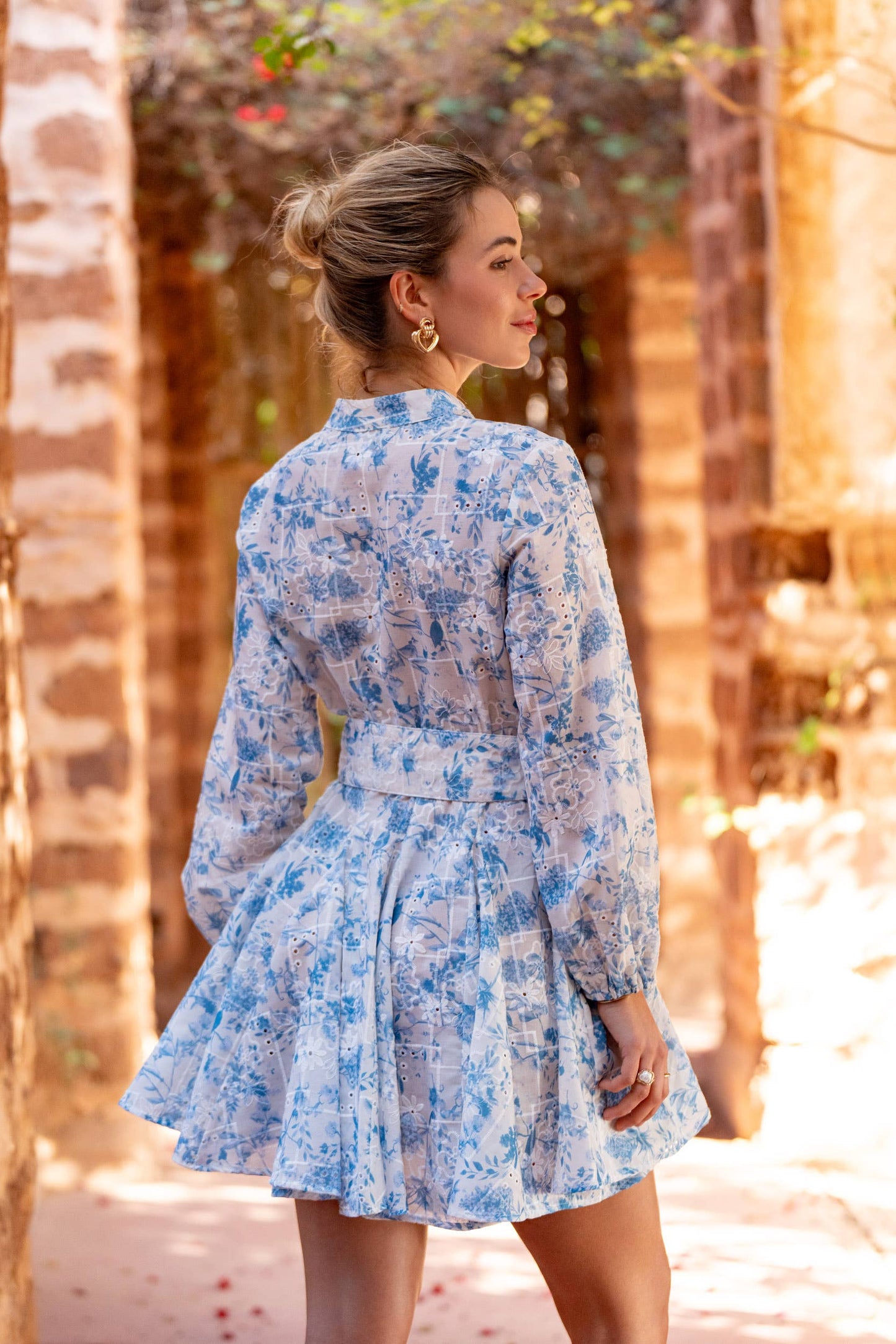 ABITO CON STAMPA FLOREALE RICAMATA