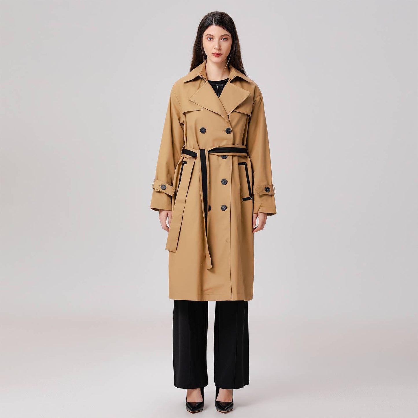 TRENCH CON DETTAGLI A CONTRASTO