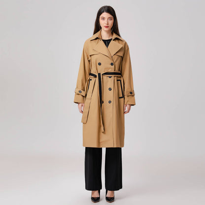 TRENCH CON DETTAGLI A CONTRASTO