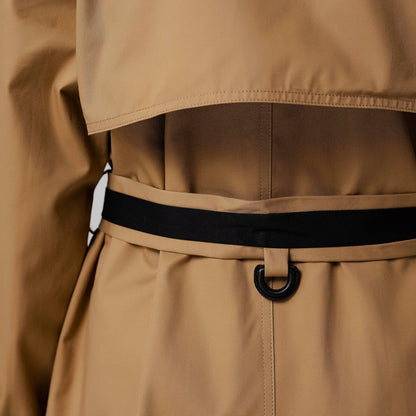 TRENCH CON DETTAGLI A CONTRASTO