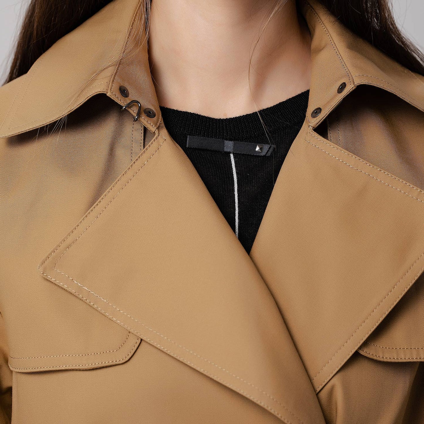 TRENCH CON DETTAGLI A CONTRASTO