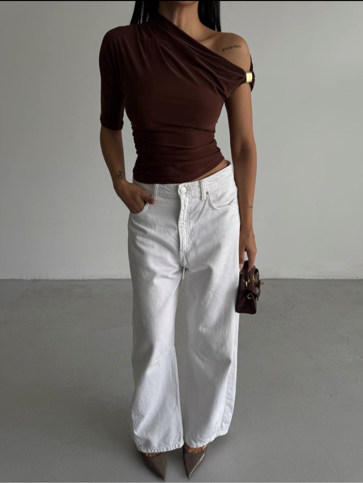 MAGLIETTA CON DETTAGLIO ORO