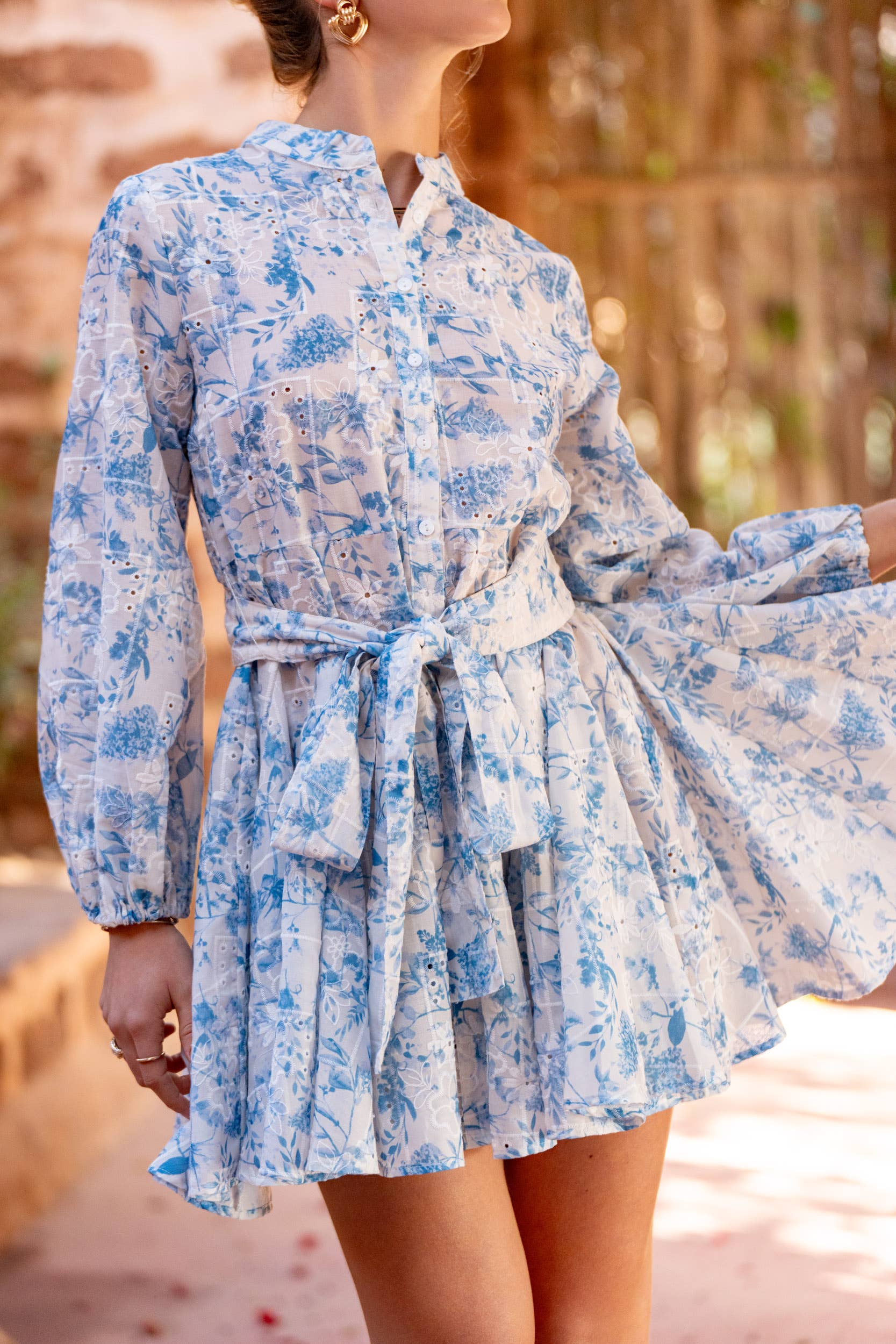 ABITO CON STAMPA FLOREALE RICAMATA