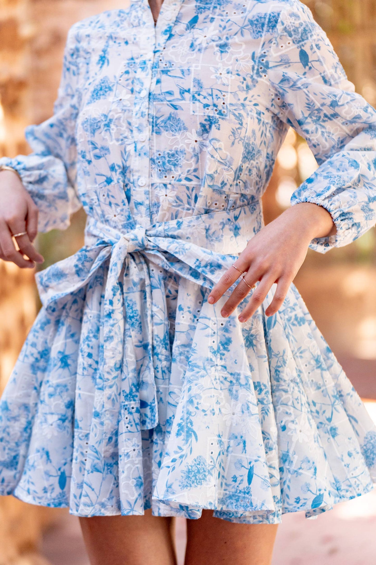 ABITO CON STAMPA FLOREALE RICAMATA