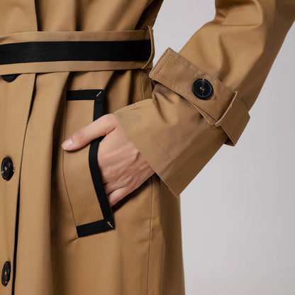 TRENCH CON DETTAGLI A CONTRASTO