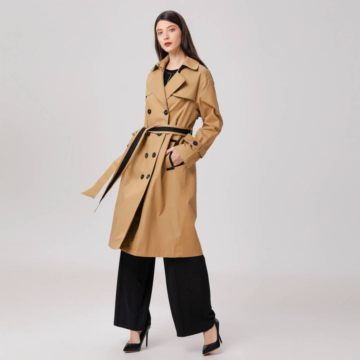 TRENCH CON DETTAGLI A CONTRASTO