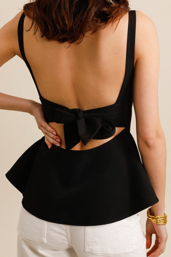 TOP CON BASCHINA E LACCI