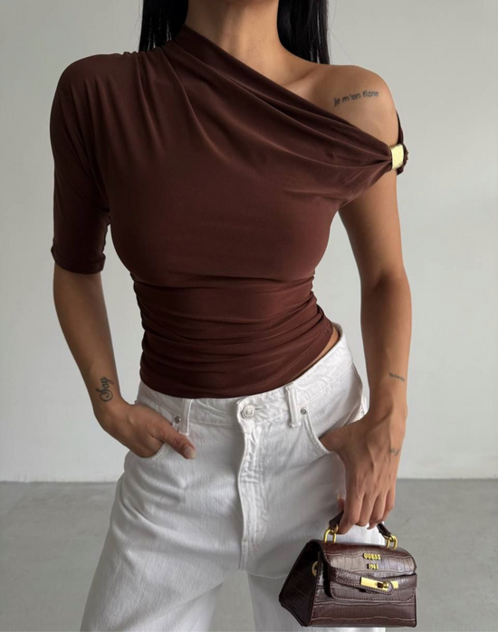 MAGLIETTA CON DETTAGLIO ORO