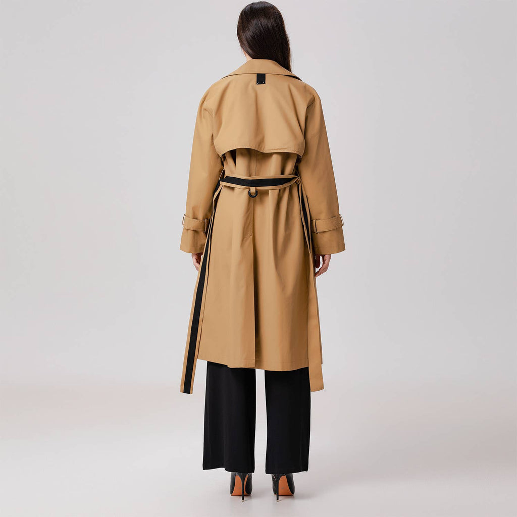 TRENCH CON DETTAGLI A CONTRASTO