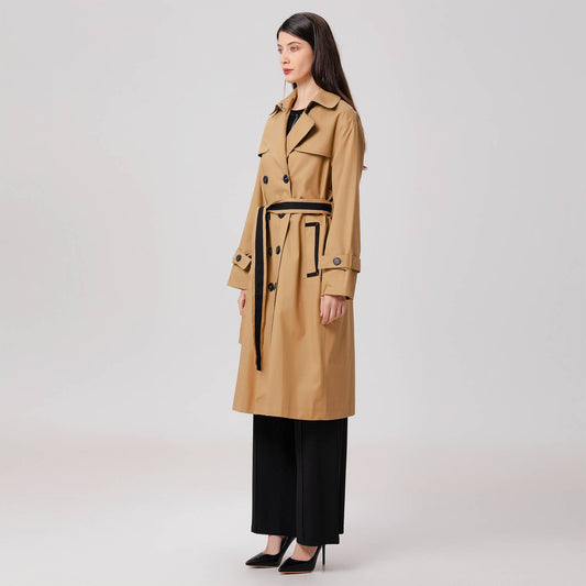 TRENCH CON DETTAGLI A CONTRASTO