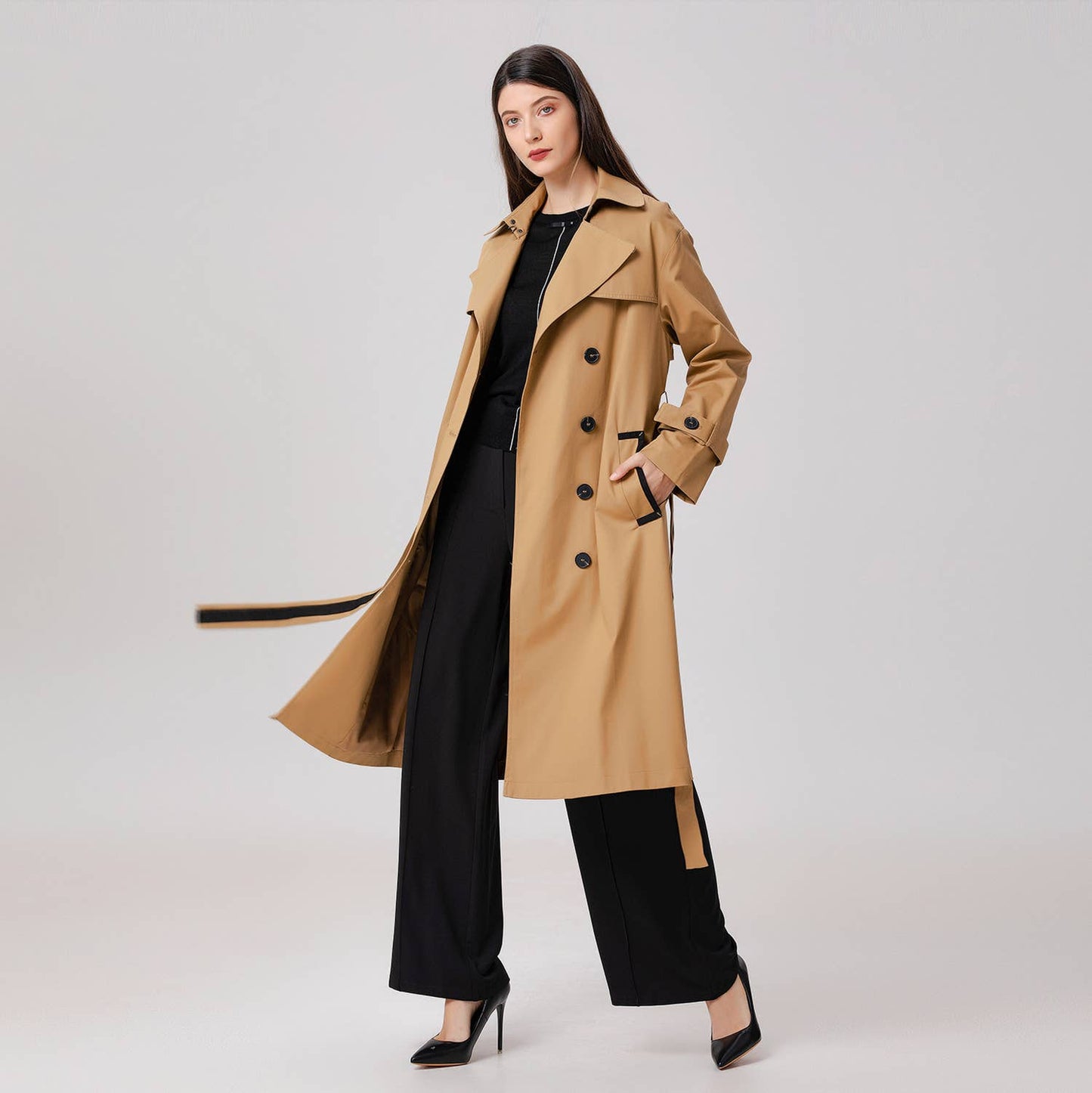 TRENCH CON DETTAGLI A CONTRASTO