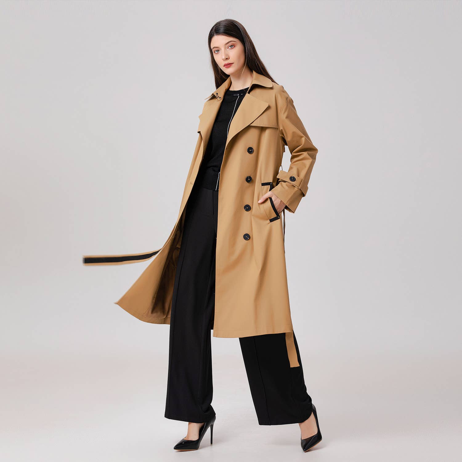 TRENCH CON DETTAGLI A CONTRASTO