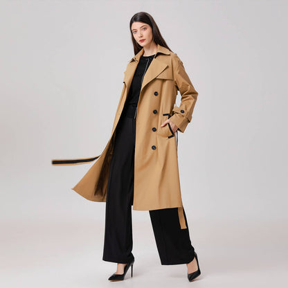 TRENCH CON DETTAGLI A CONTRASTO